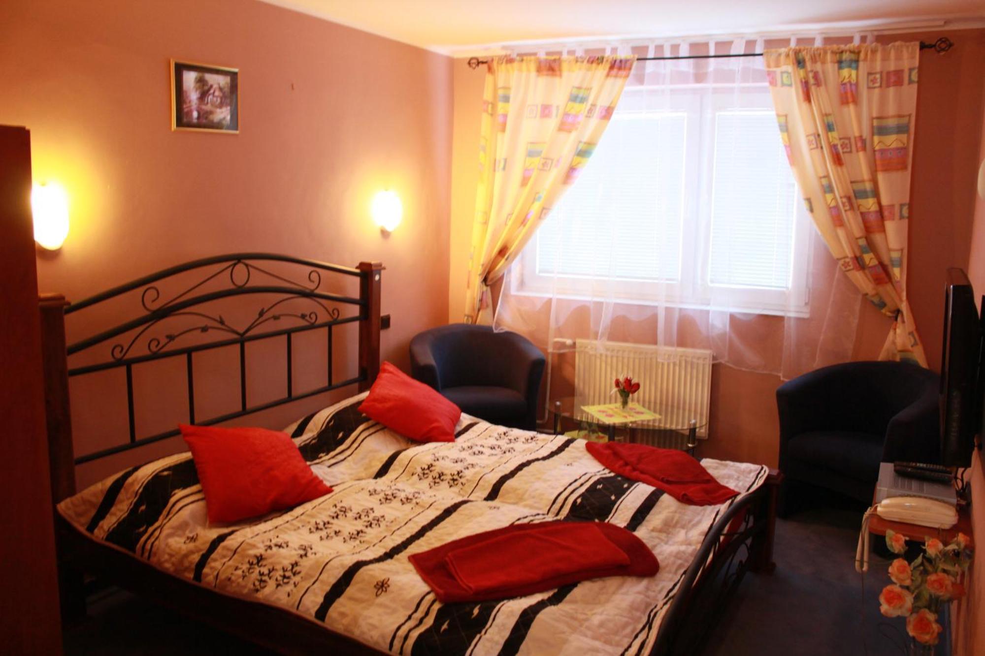 Garni Hotel Anne-Mary Piest'any Eksteriør billede