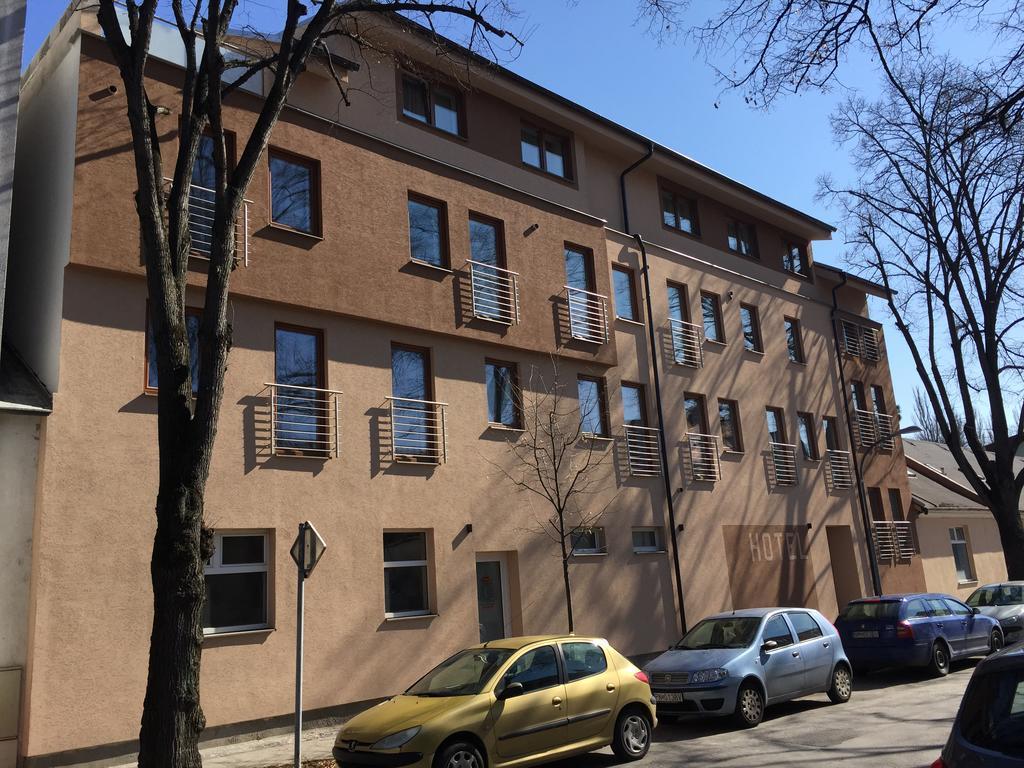 Garni Hotel Anne-Mary Piest'any Eksteriør billede