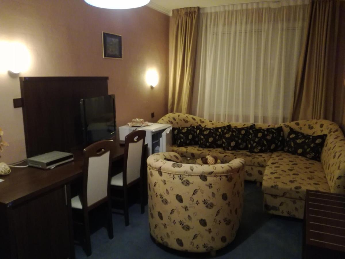 Garni Hotel Anne-Mary Piest'any Eksteriør billede